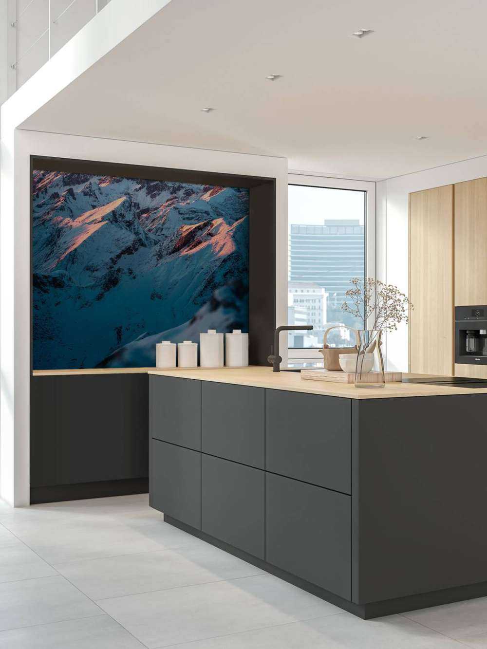 Montagnes de neige sous un ciel du matin rose