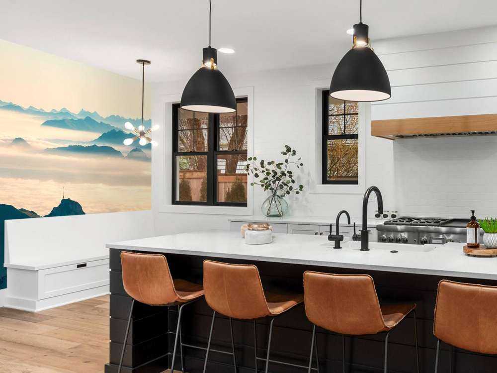 Couches de montagnes bleues dans la brume du matin