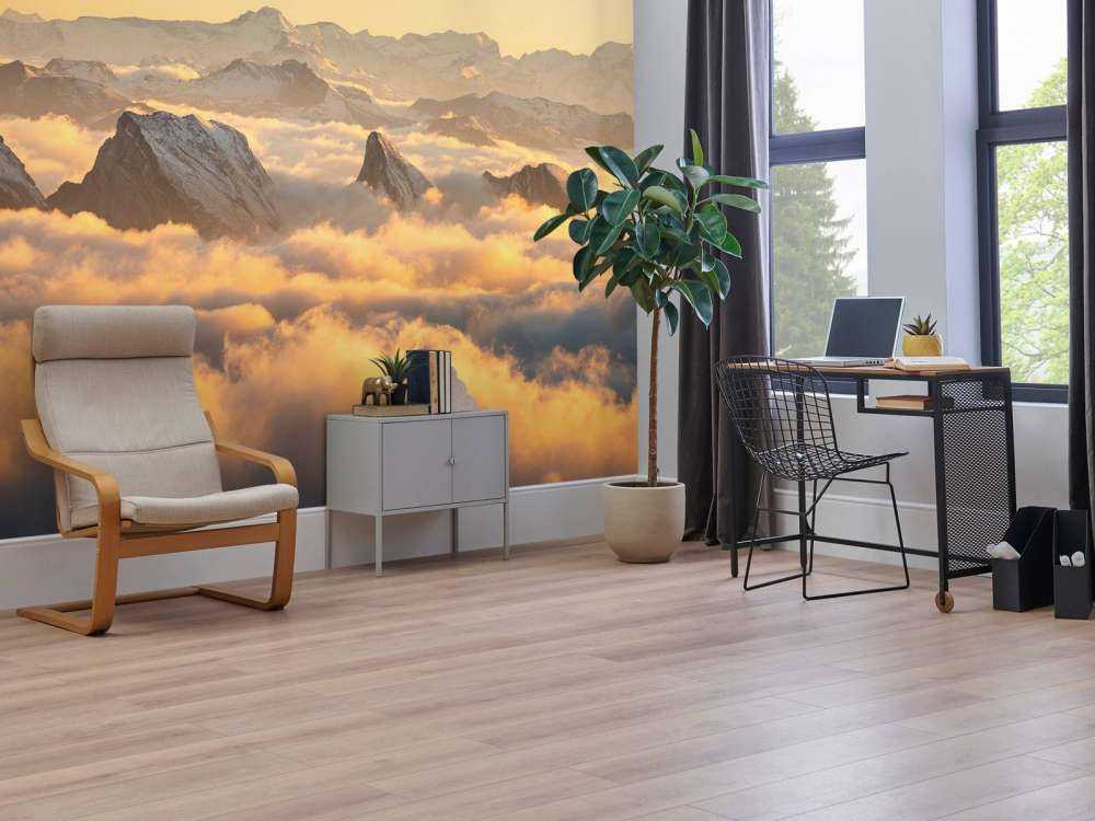Les sommets des montagnes au-dessus de la mer de nuages dorés.