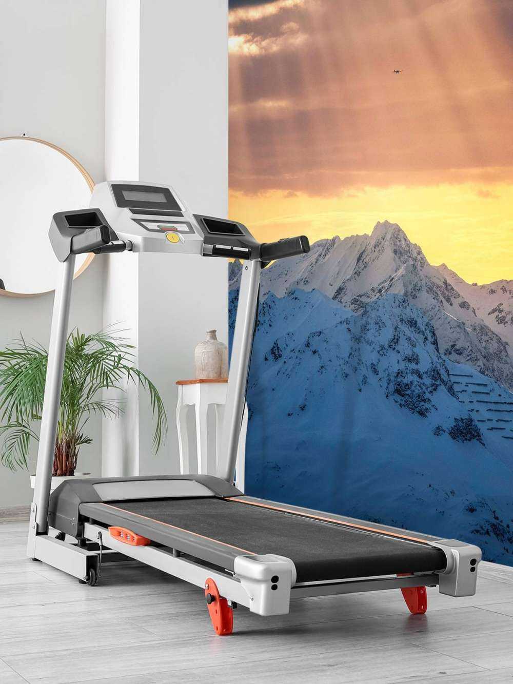 Rayons de soleil au-dessus des sommets enneigés