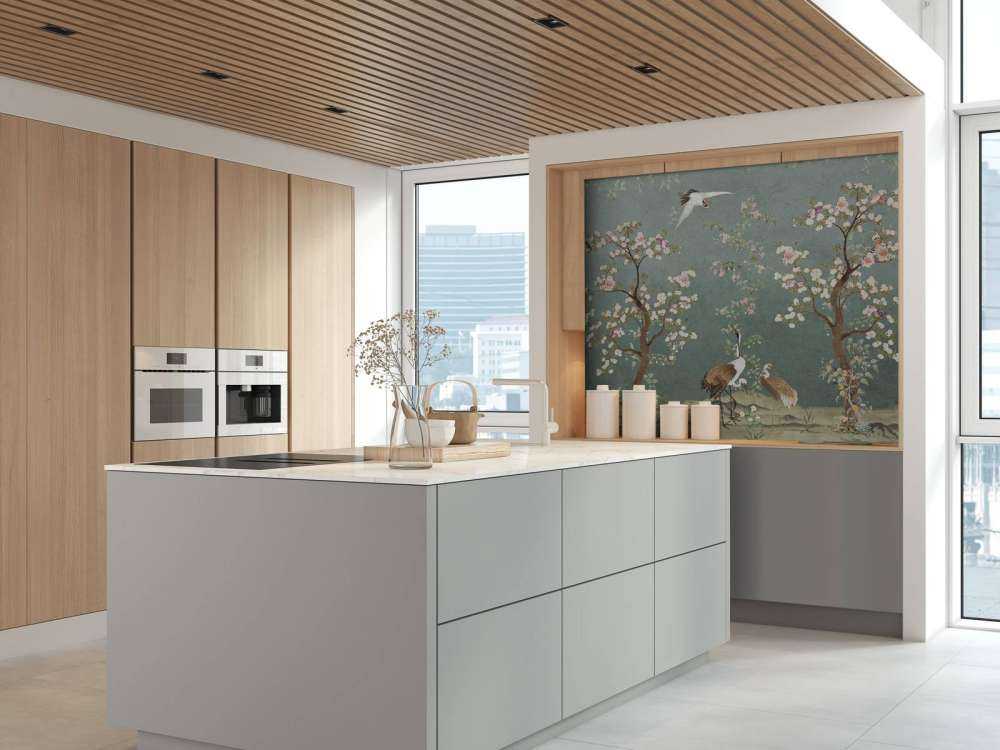 Arbres en fleurs avec des grues dans un jardin serein