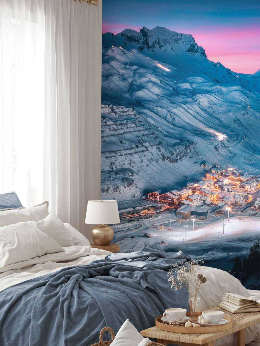 Village enneigé sous un ciel du soir violet