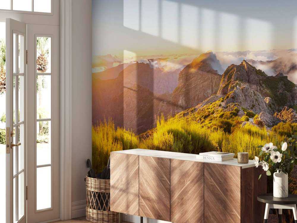 Lever de soleil au-dessus d'un sentier de montagne et des nuages.