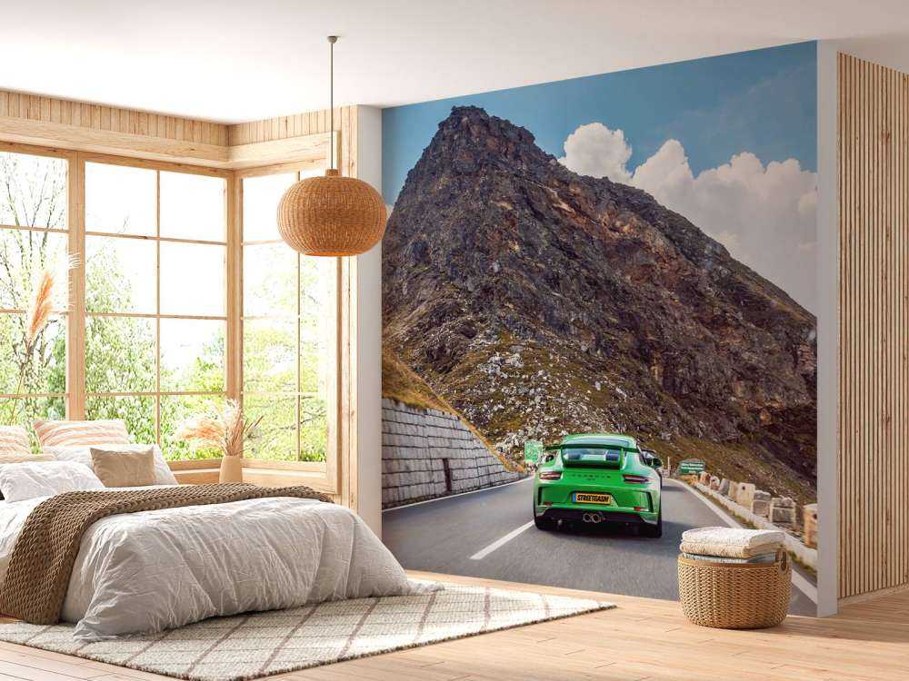 Bergpass avec voiture de sport