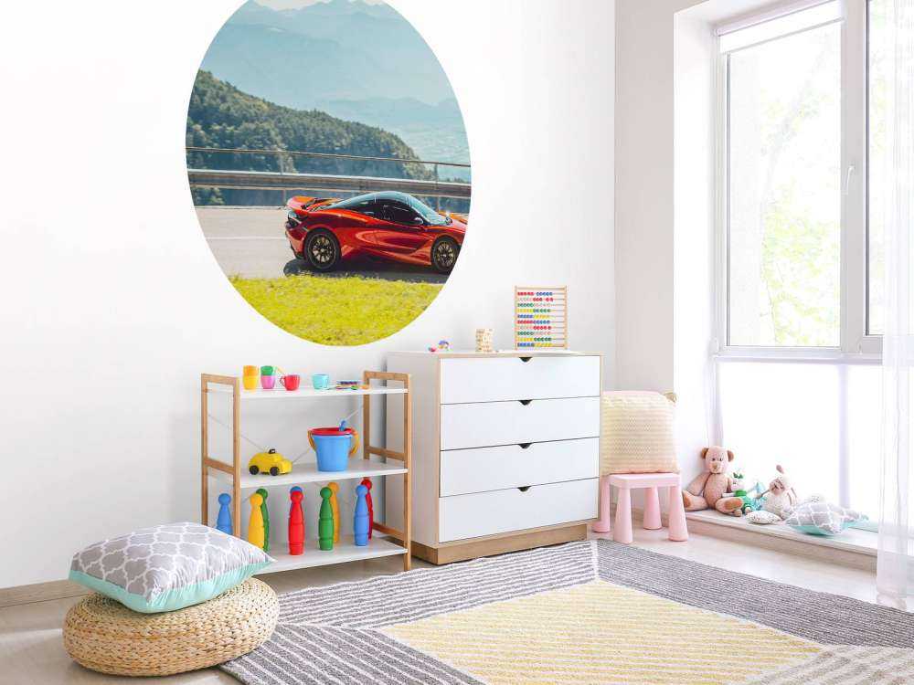 Conduisant à travers un panorama montagneux