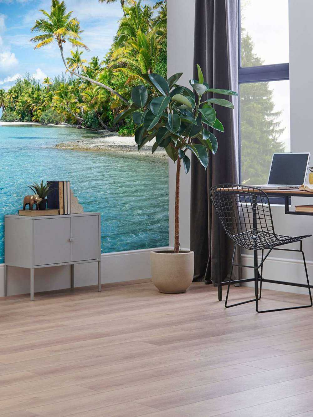 Plage tropicale claire avec des palmiers