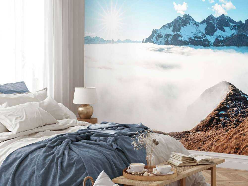 Vallée de montagne ensoleillée avec mer de nuages