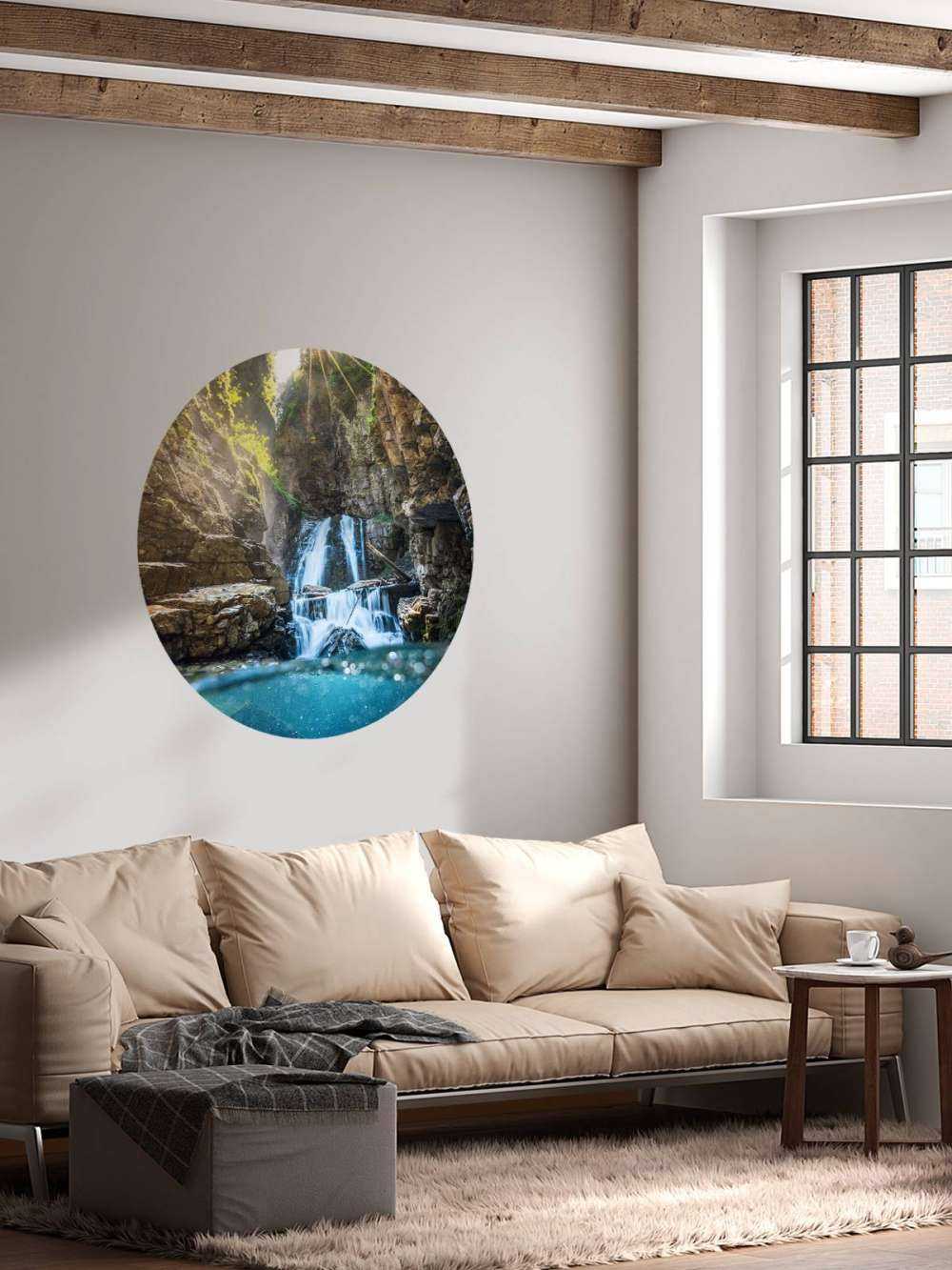 Lumière du soleil sur la cascade de montagne