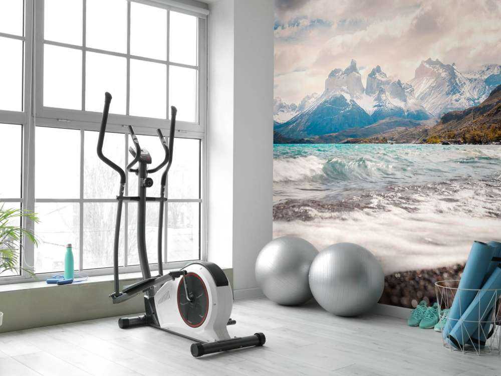 Lac de montagne turquoise avec une côte ondulante