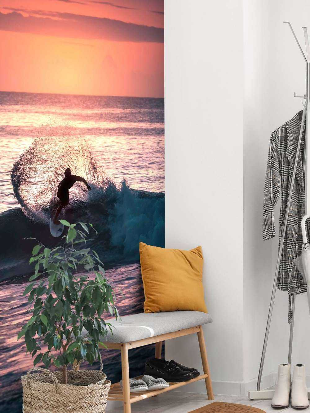 Surfeur dans la lueur rose du soir