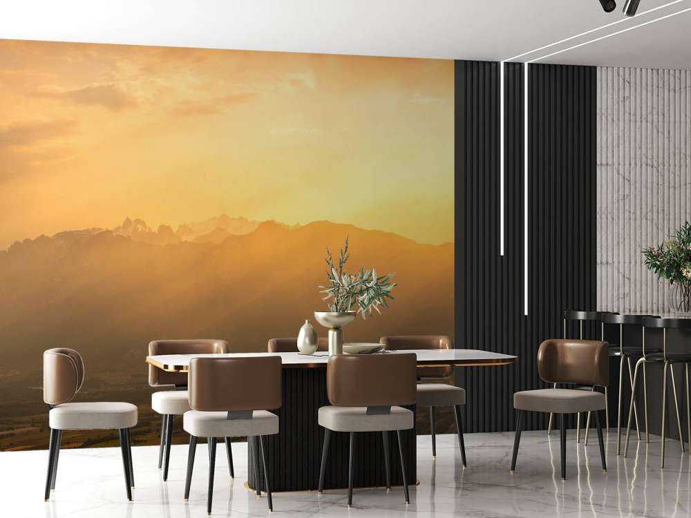 Lumière dorée du soleil sur la vallée de montagne