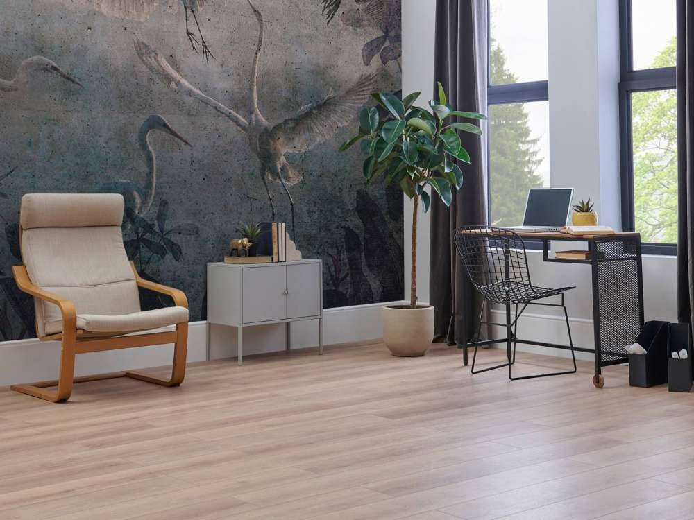 Hérons volants dans le bleu crépusculaire