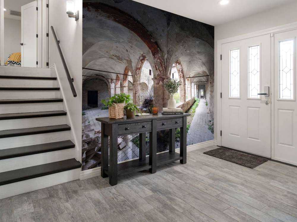 Couloir de monastère abandonné en décomposition