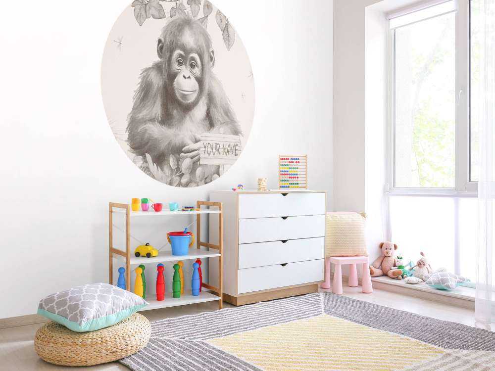 Bébé orang-outan dans la jungle beige