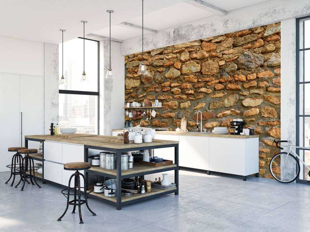 Grand mur avec des pierres brutes de différentes tailles