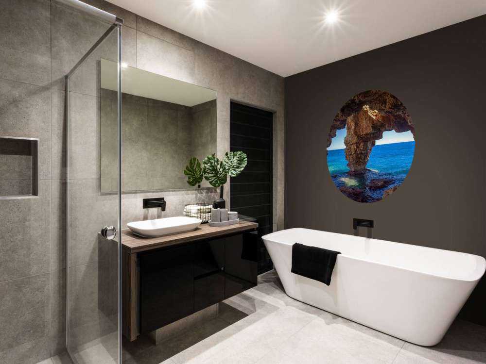 Grotte au-dessus de la mer