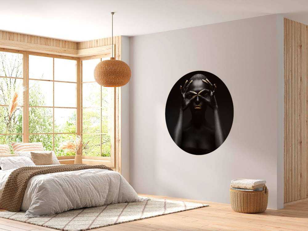 Femme peinte en noir