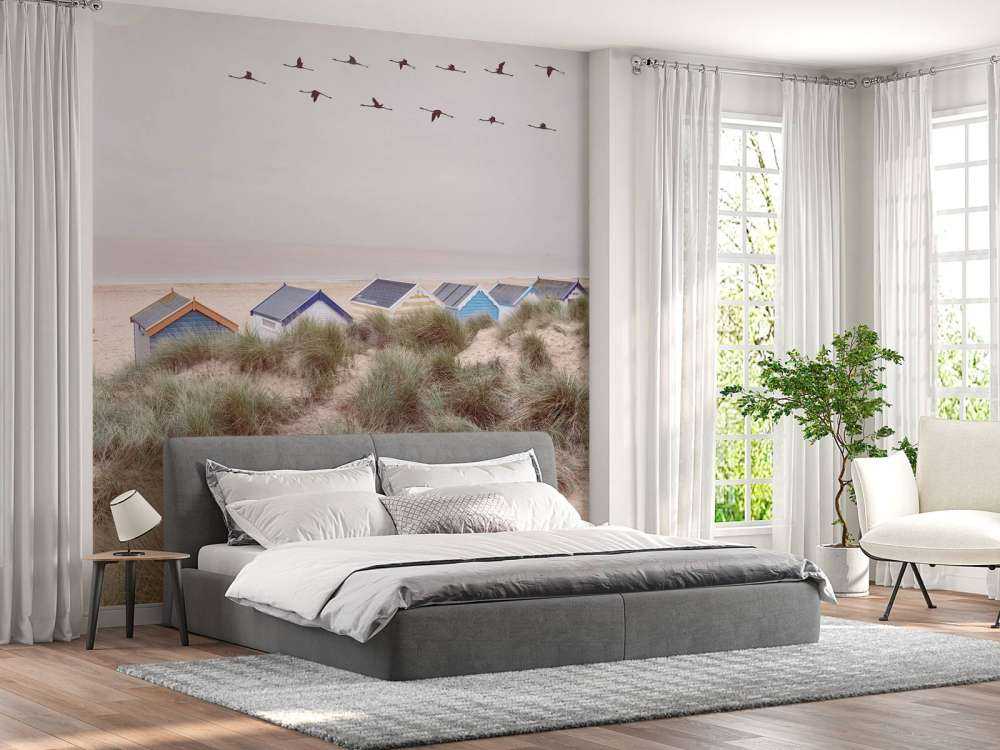 Les cabanes de plage sur le rivage sablonneux.