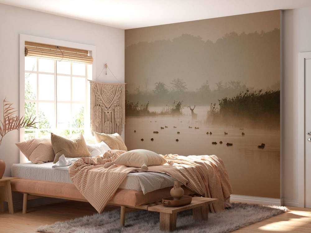 Hert dans un paysage aquatique brumeux