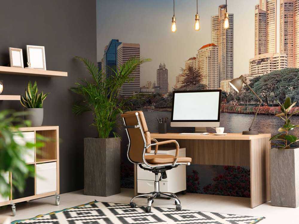 Fleurs au bord de l'eau de la ville