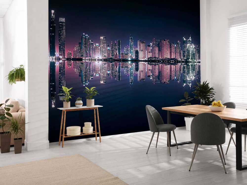 Lueur nocturne au-dessus des eaux calmes