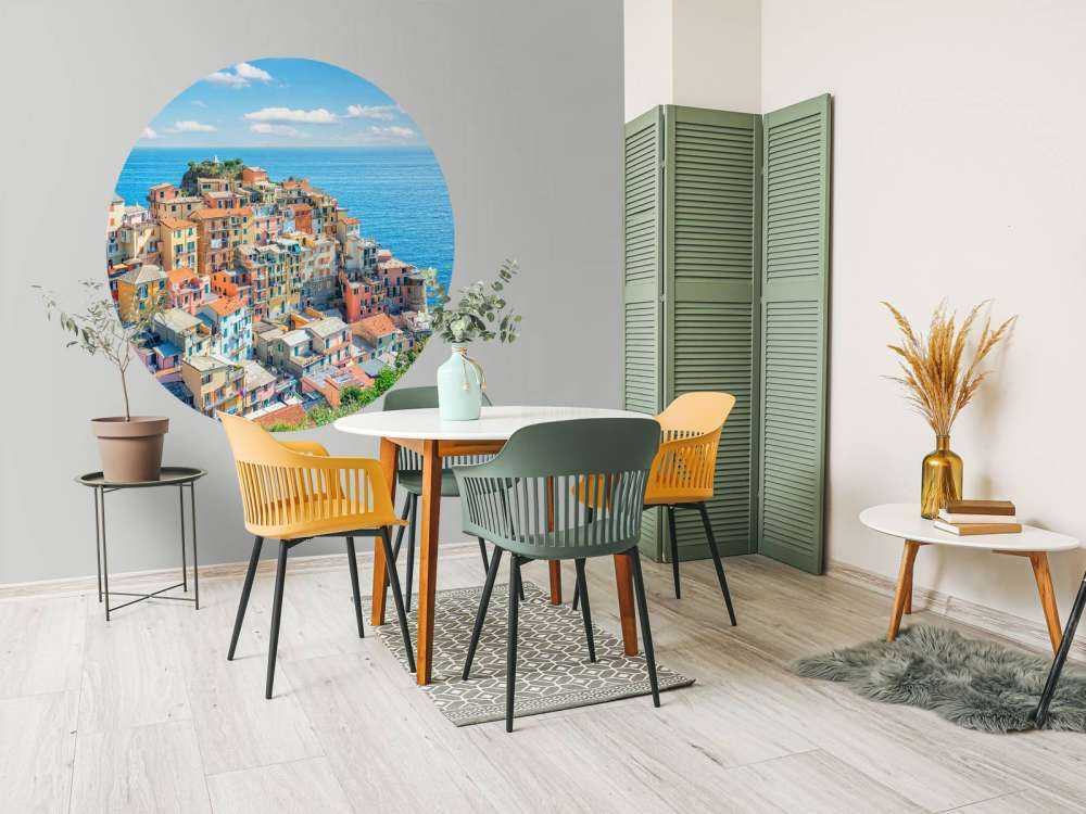 Côte pastel sous un ciel azur.