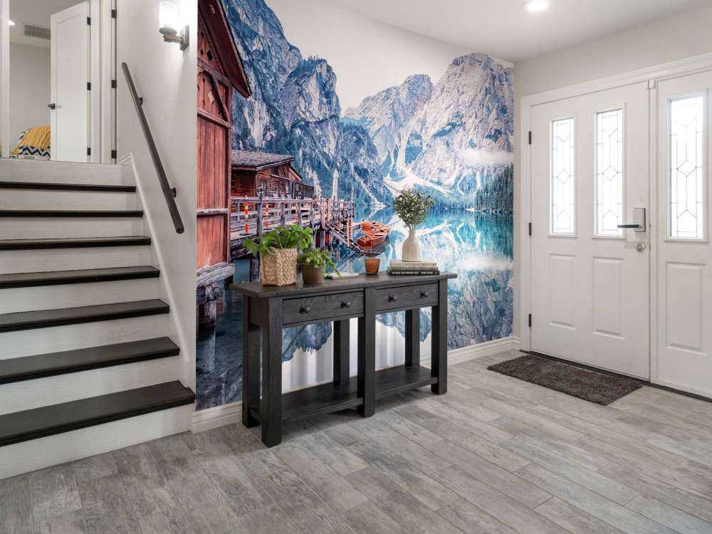 Lac de montagne près d'une jetée en bois