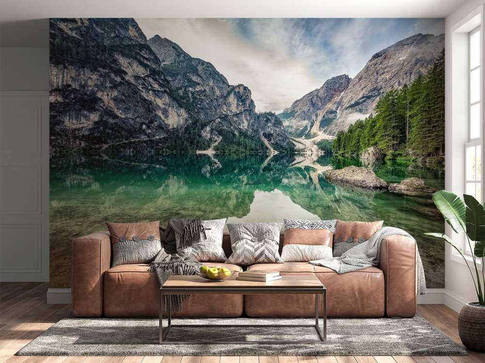 Lac de montagne émeraude avec des parois rocheuses