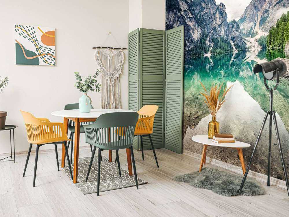 Lac de montagne émeraude avec des parois rocheuses