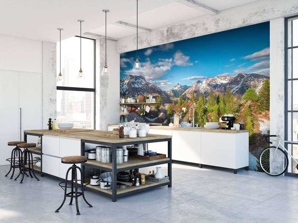 Lentezon sur une forêt de montagne enneigée