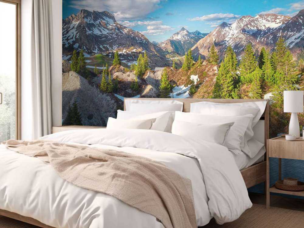 Lentezon sur une forêt de montagne enneigée