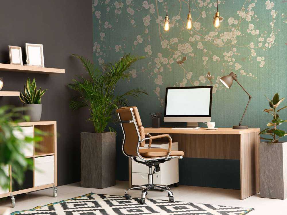 Brindilles en fleurs et moineaux volants