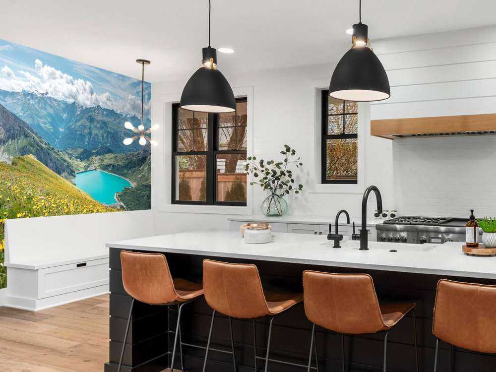 Champ de fleurs au-dessus d'un lac de montagne turquoise