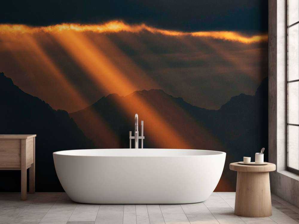 Rayons de soleil dorés sur le profil des montagnes