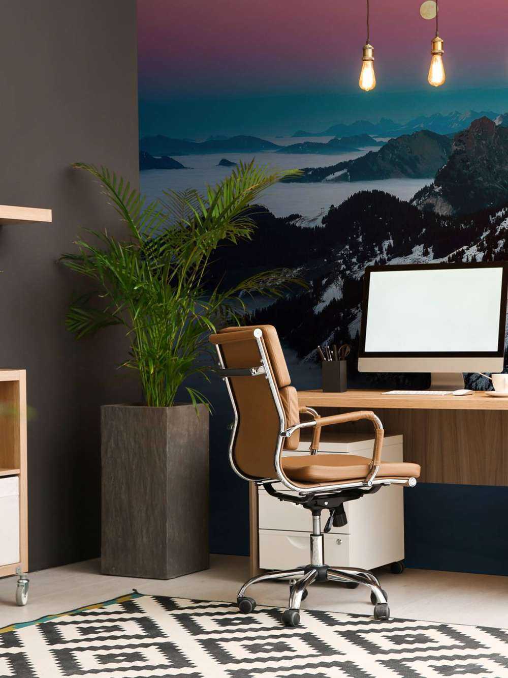 Lumière de lune sur les montagnes enneigées