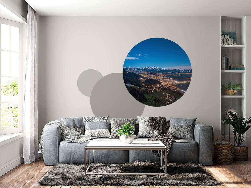 Vision nocturne sur la ville de la vallée alpine