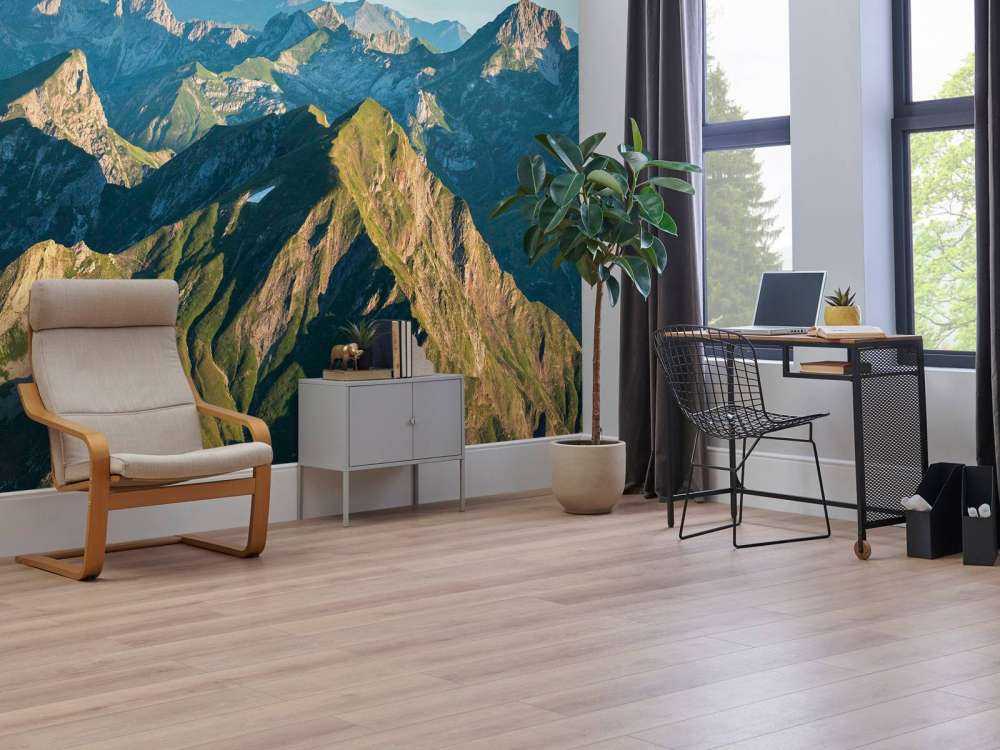 Lueur estivale sur la crête de la montagne.