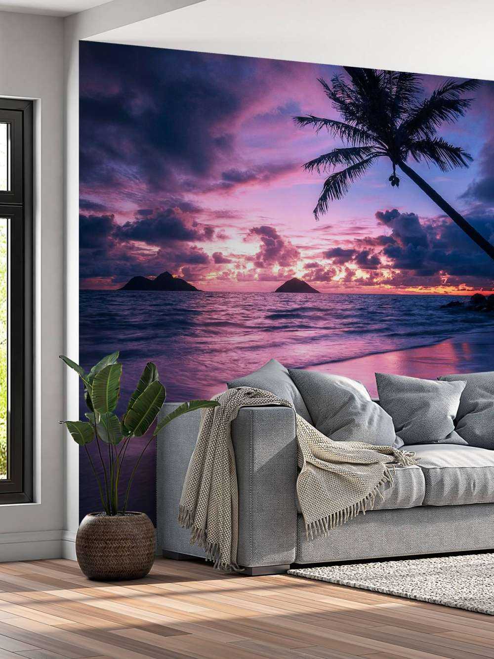 Plage de palmiers au coucher du soleil violet