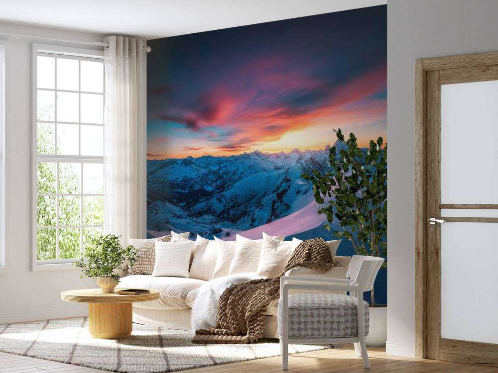 Sommet enneigé à l'aube ardente