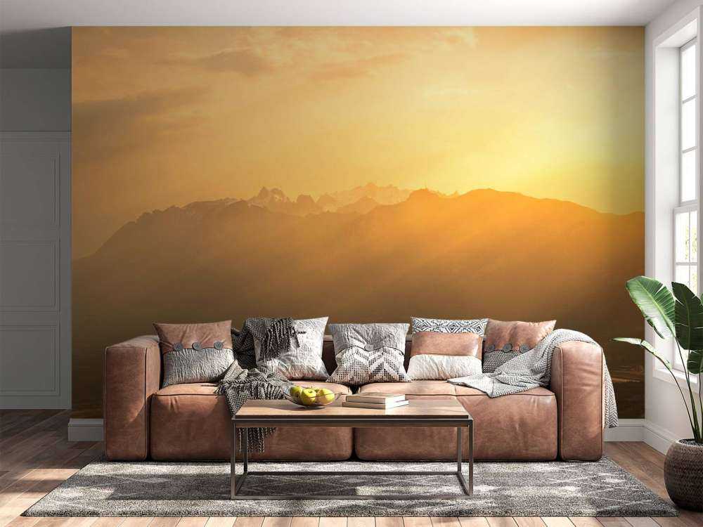 Lumière dorée du soleil sur la vallée de montagne