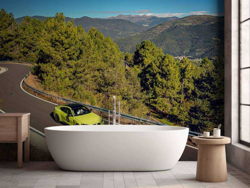 BMW vert lime sur route de montagne