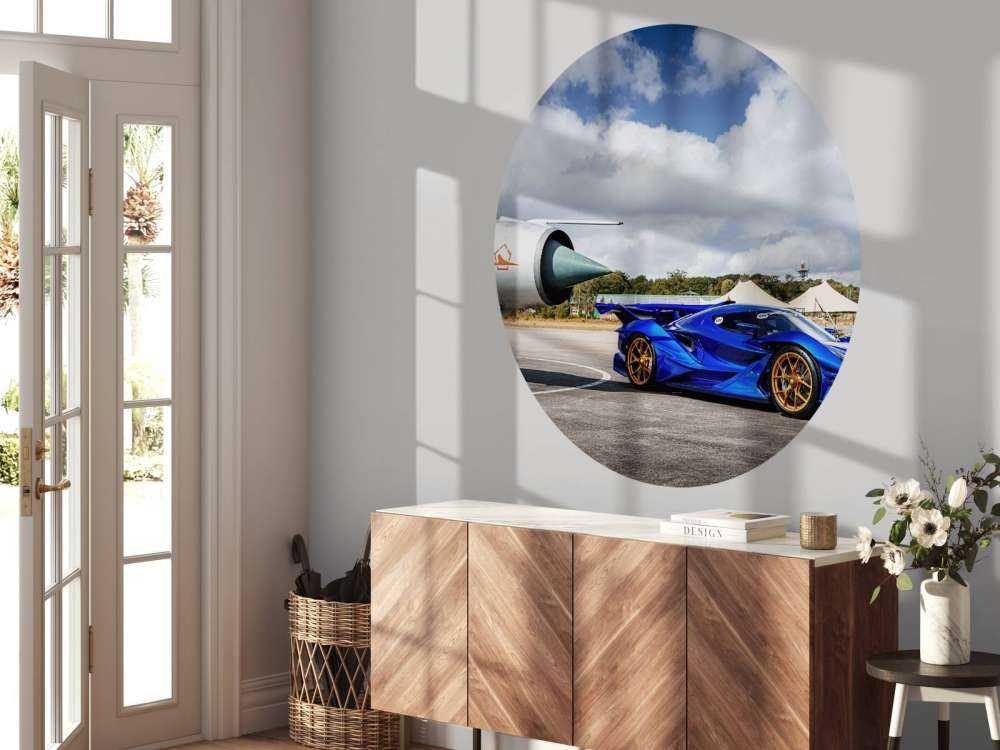 Supercar futuriste à l'aéroport