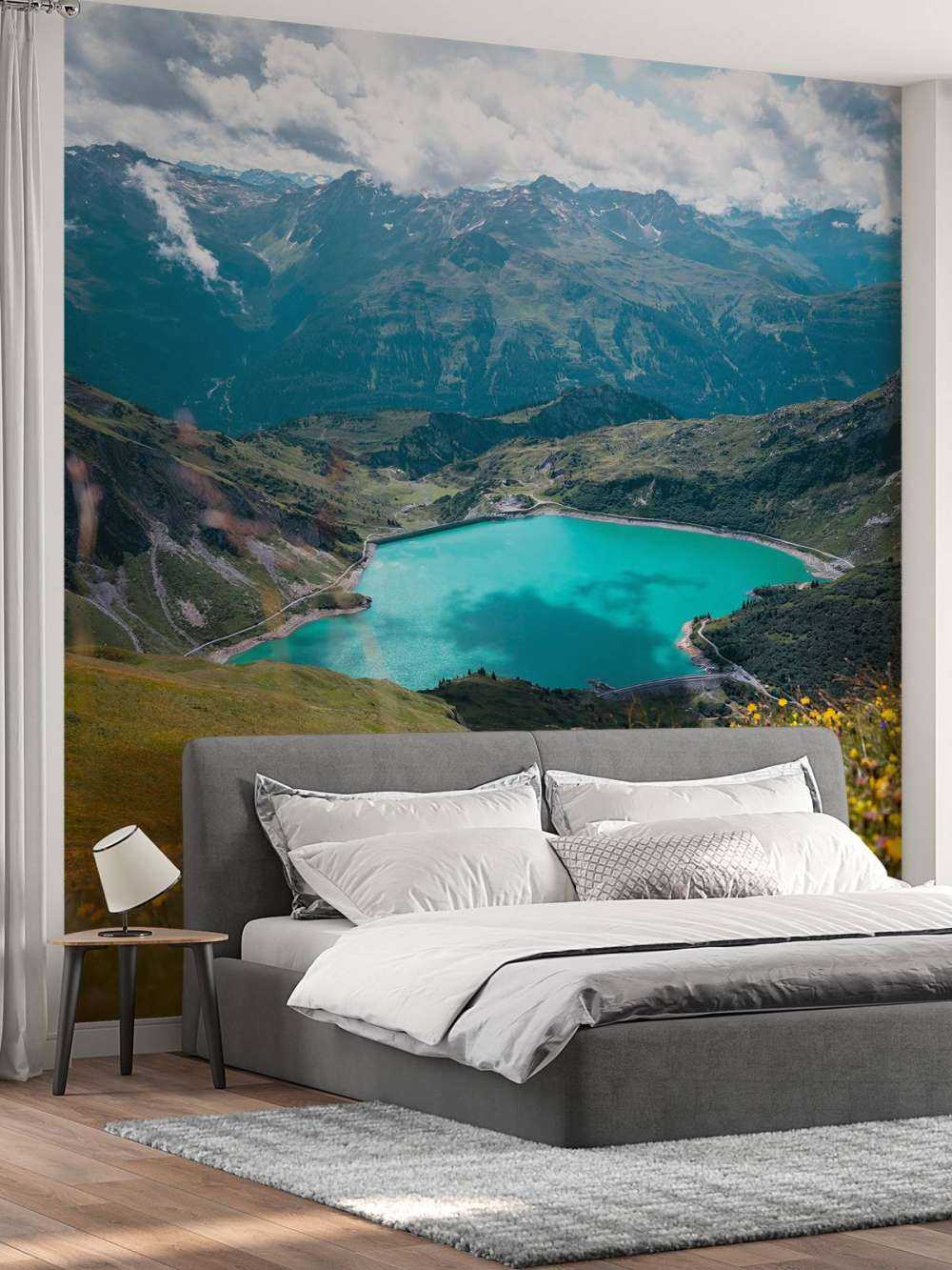 Champ de fleurs au bord d'un lac de montagne turquoise.