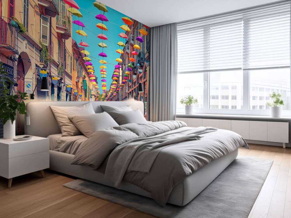 Des parasols joyeux au-dessus d'une rue ensoleillée.