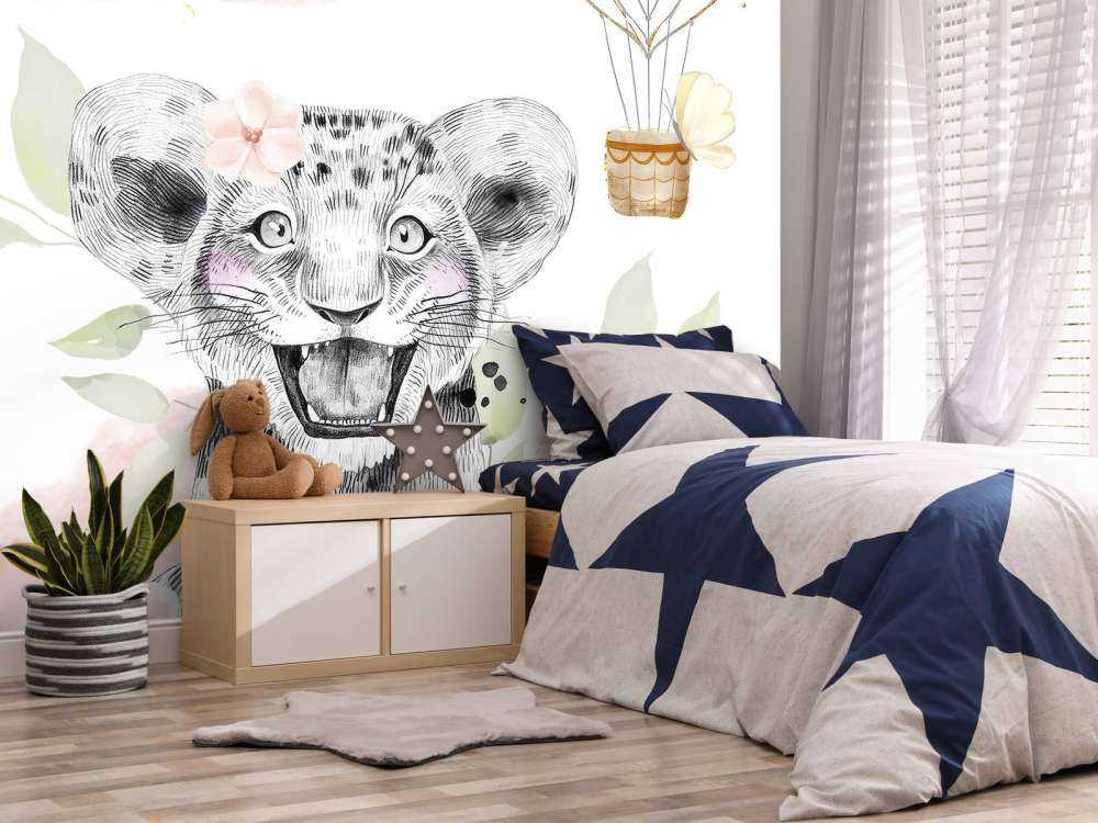 Lionceau joyeux et ballon à air