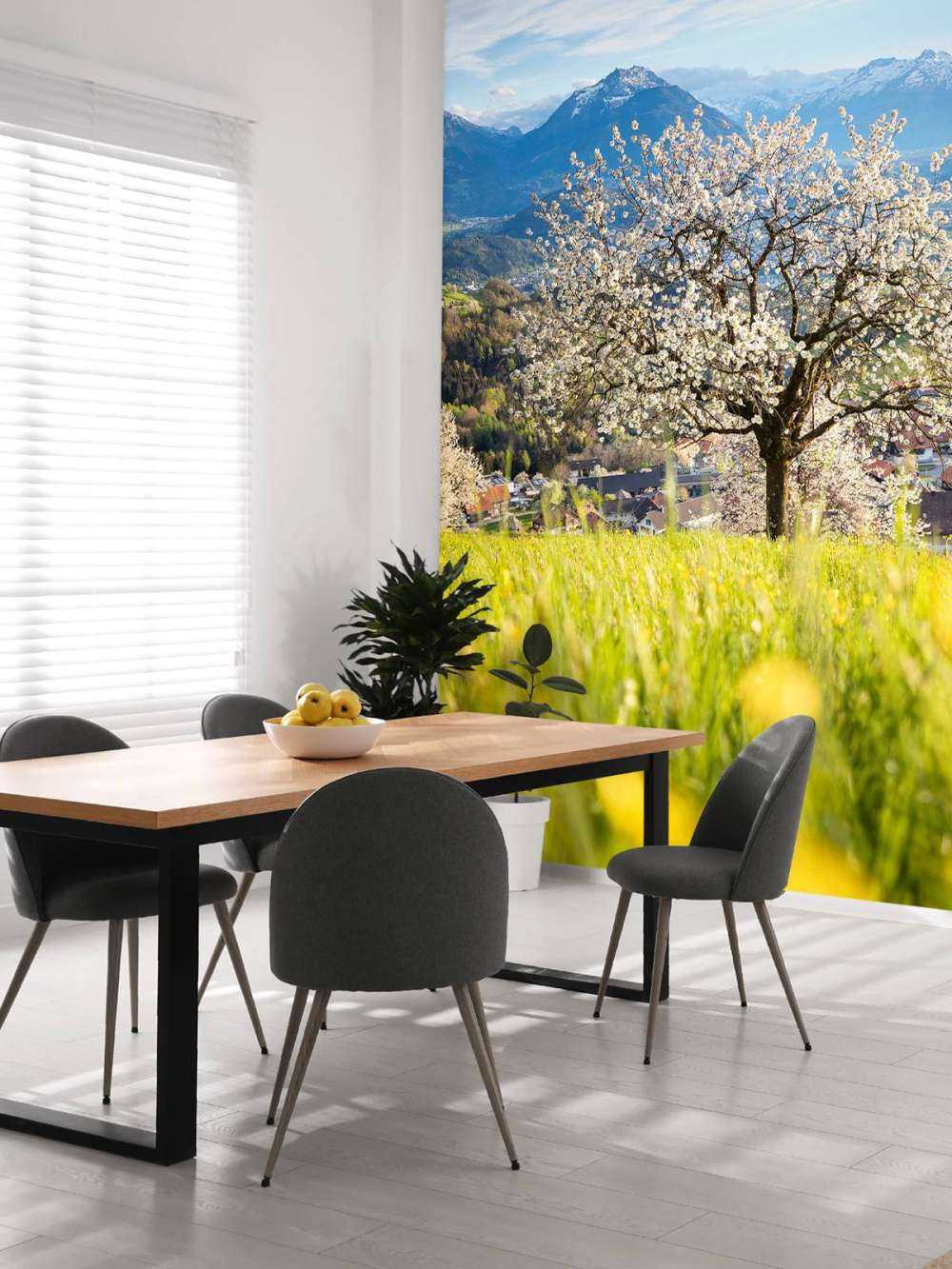 Cerisier en fleurs dans une prairie alpine