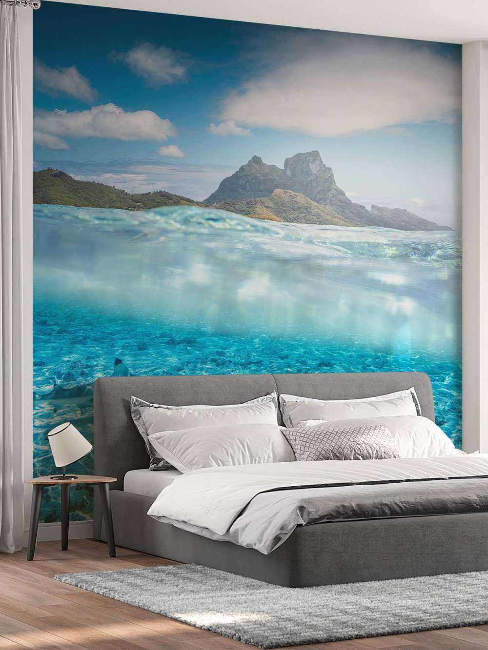 Requins de récif dans la lagune turquoise.