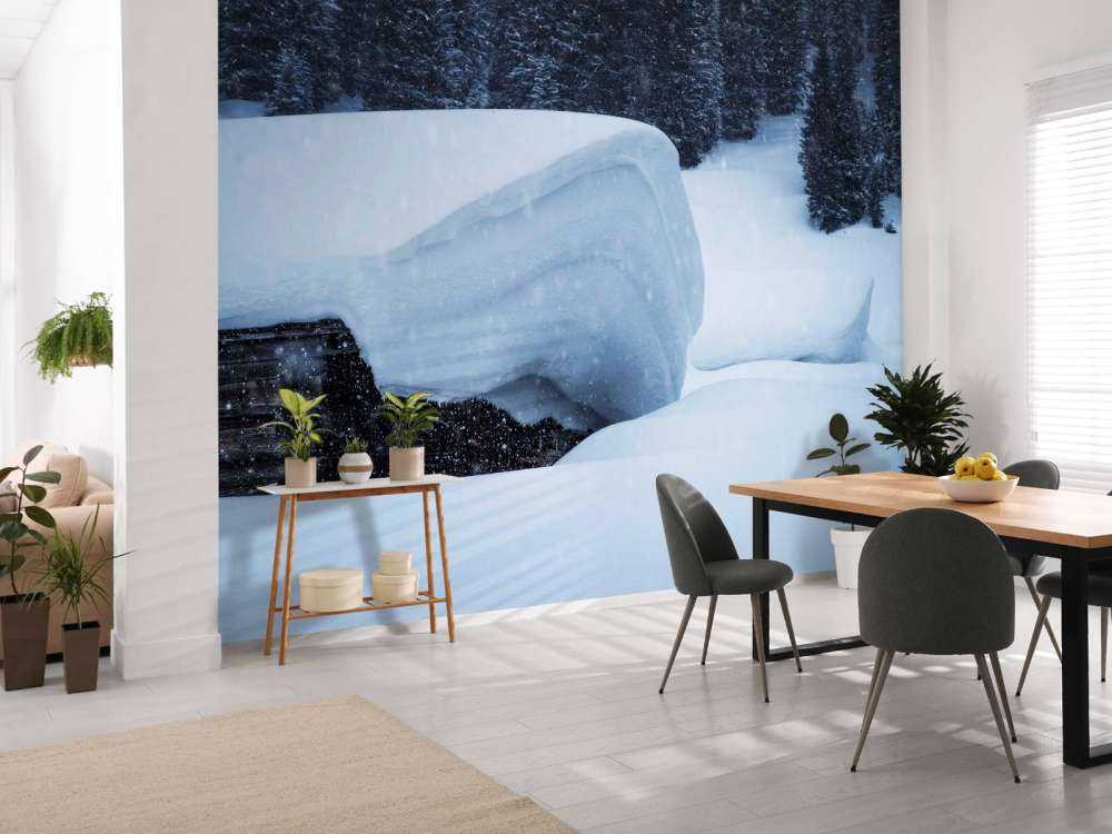 Chalet alpin enneigé dans la tempête d'hiver