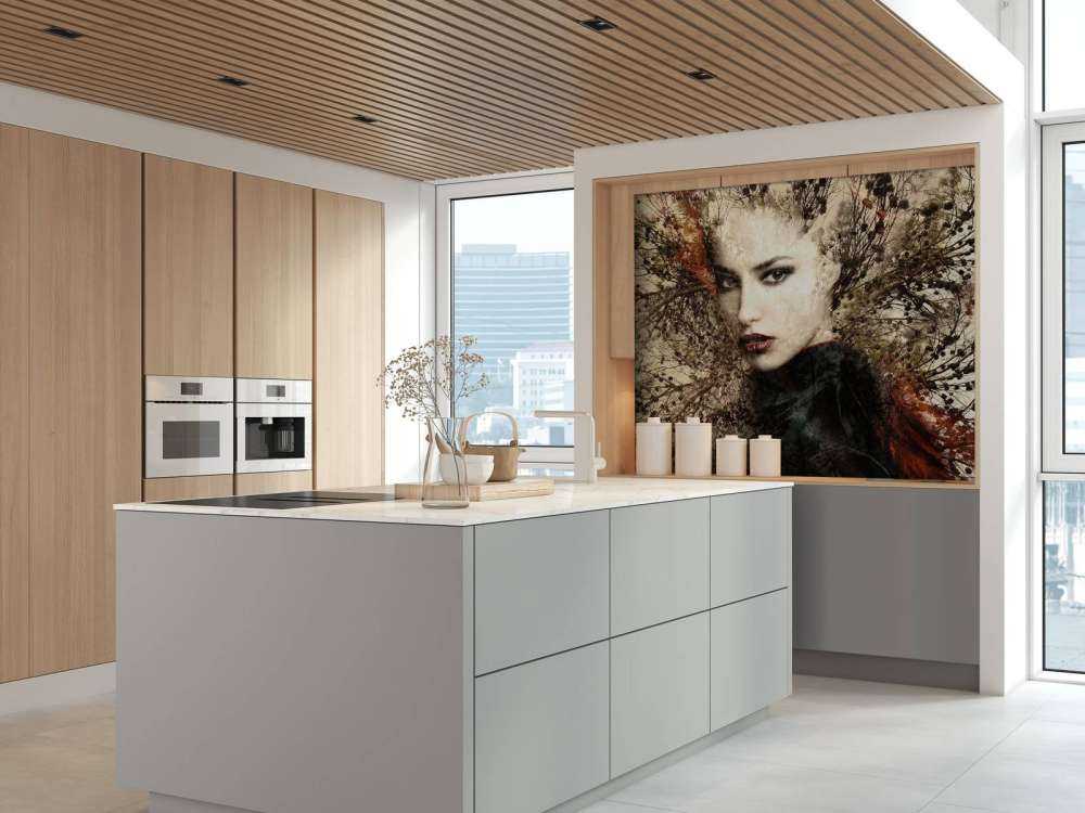 Femme et branches gracieuses