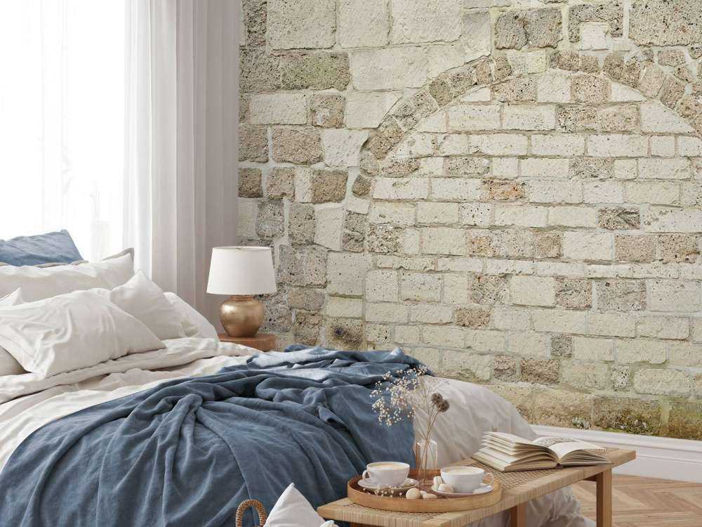 Vieux mur de pierre avec arc